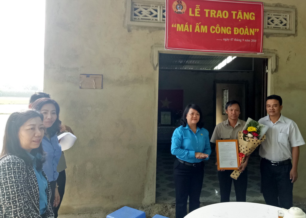 LĐLĐ Thành phố Tây Ninh trao tặng Mái ấm công đoàn cho đoàn viên có hoàn cảnh khó khăn