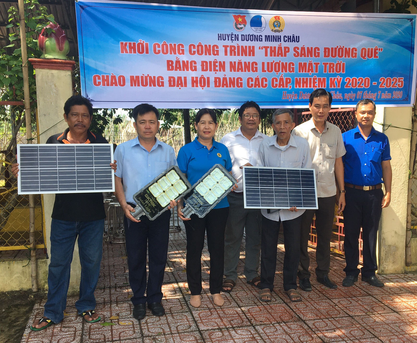 LĐLĐ huyện Dương Minh Châu phối hợp khởi công công trình thắp sáng đường quê