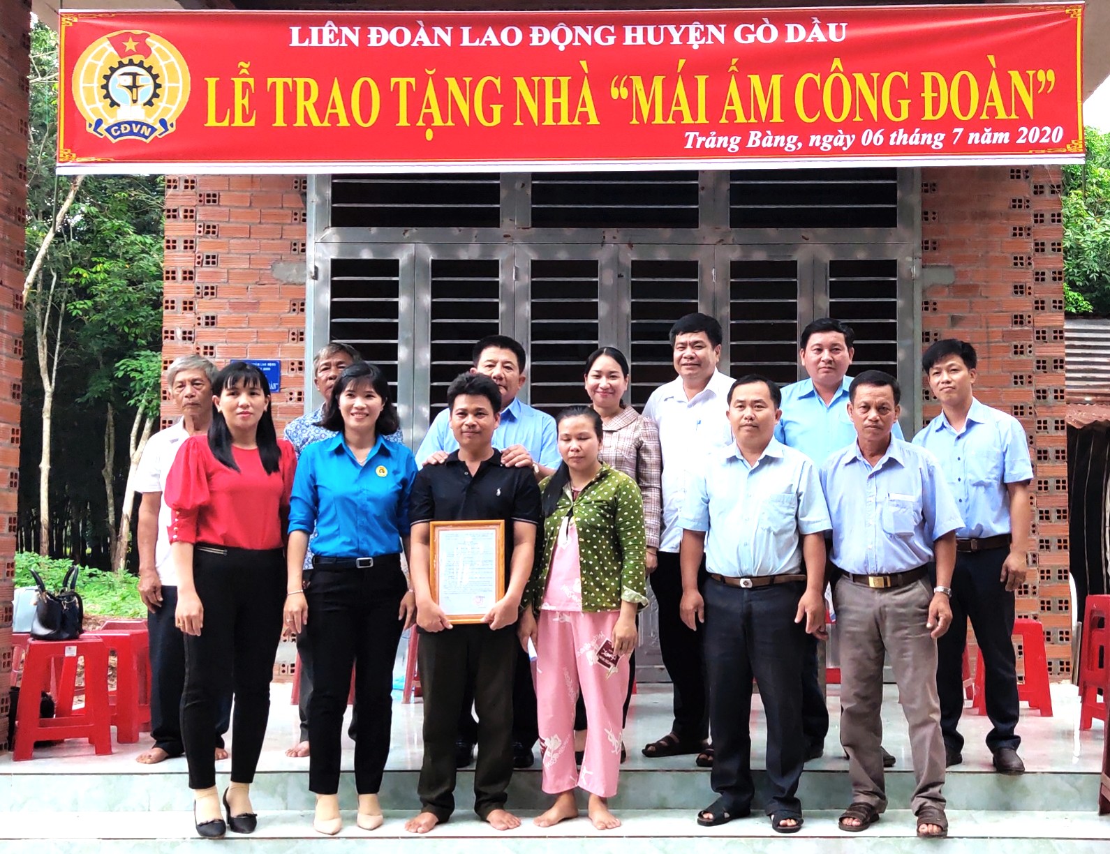 LĐLĐ huyện Gò Dầu tổ chức trao tặng 02 căn nhà “Mái ấm Công đoàn”