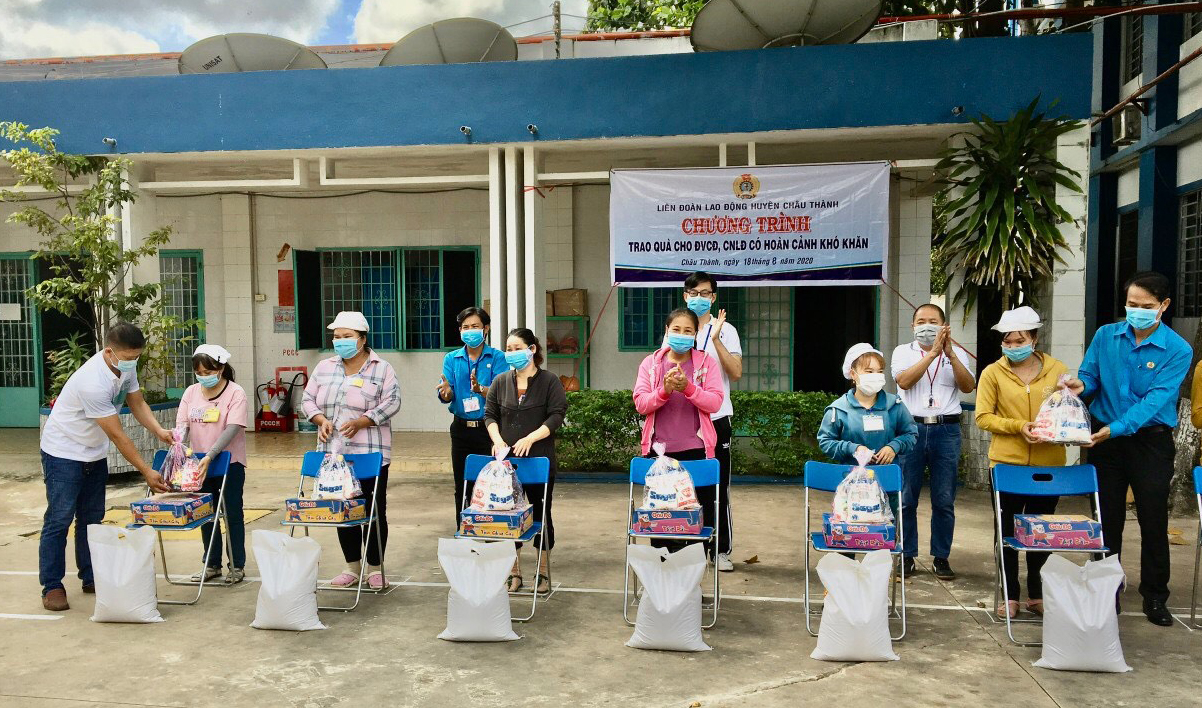 LĐLĐ huyện Châu Thành thăm và tặng quà cho đoàn viên khó khăn