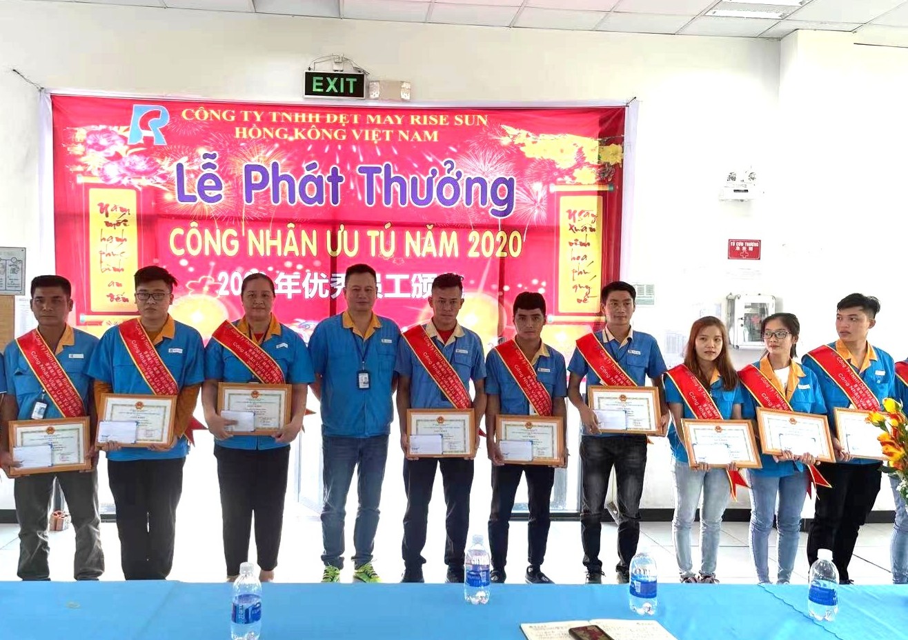 Công ty TNHH Dệt may Rise Sun Hồng Kông VN Khen thưởng cho CNLĐ đạt thành tích xuất sắc