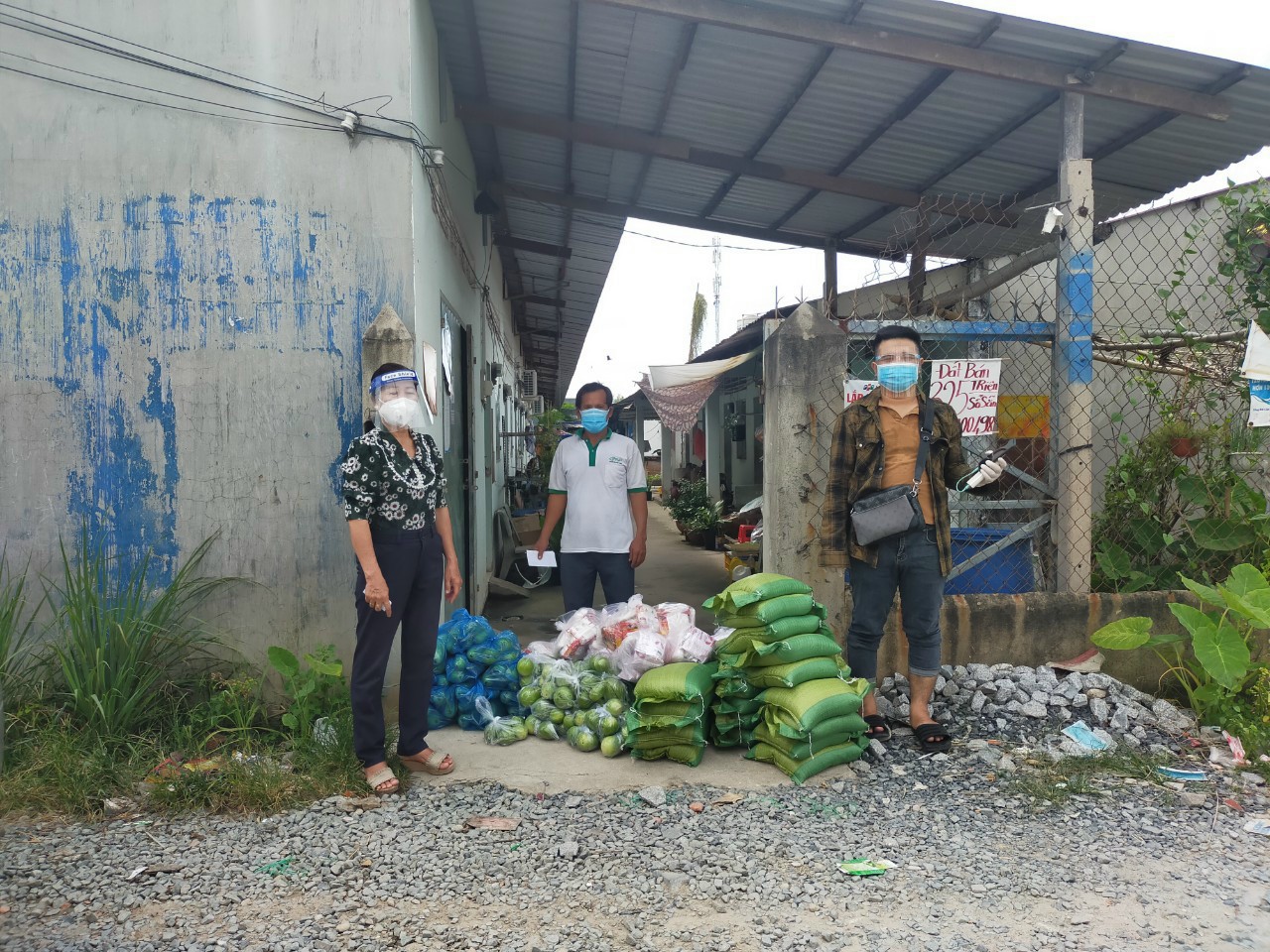 LĐLĐ thị xã Trảng Bàng tặng nhu yếu phẩm cho công nhân, gia đình nghèo bị phong tỏa và các đơn vị tham gia phòng, chống dịch Covid-19