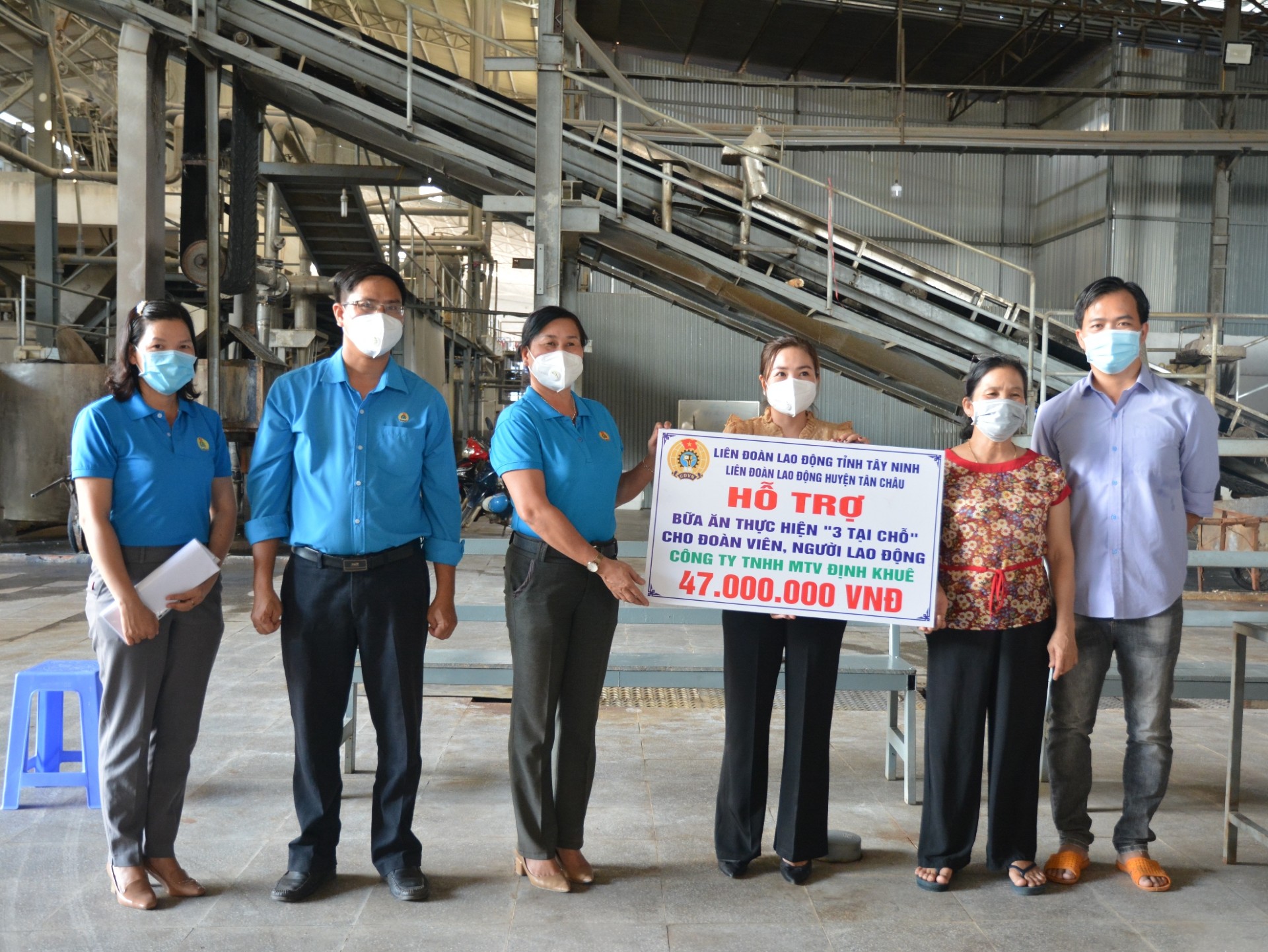 Trao 47 triệu đồng hỗ trợ bữa ăn cho CNLĐ Cty TNHH Định Khuê