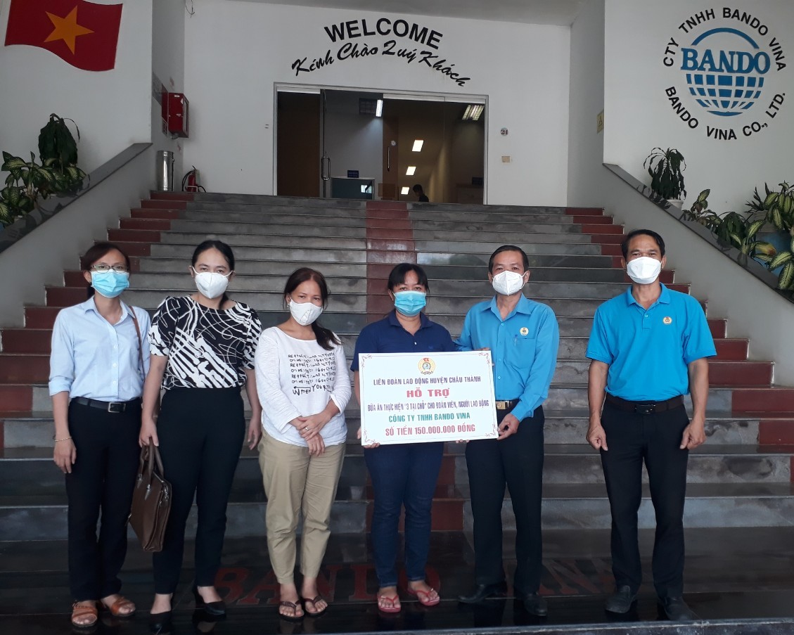 Châu Thành trao hỗ trợ bữa ăn cho người lao động
