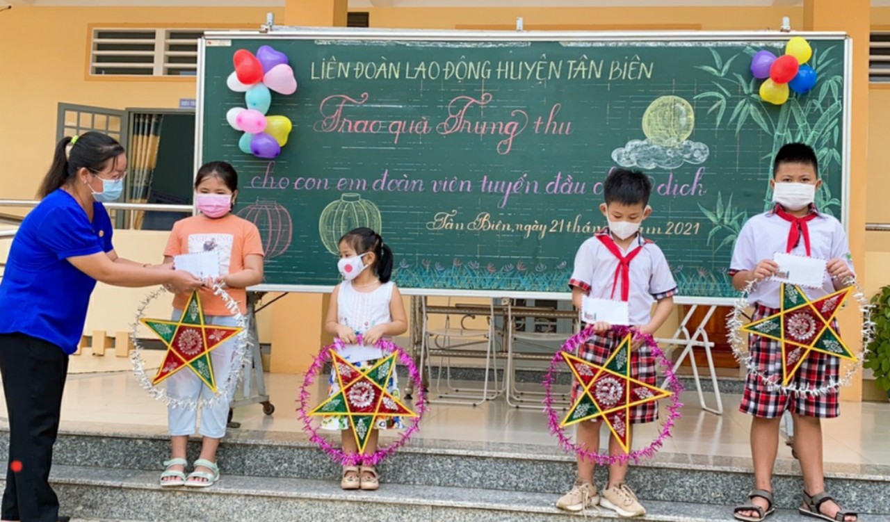 Tân Biên trao 100 phần quà Trung thu cho các cháu thiếu nhi