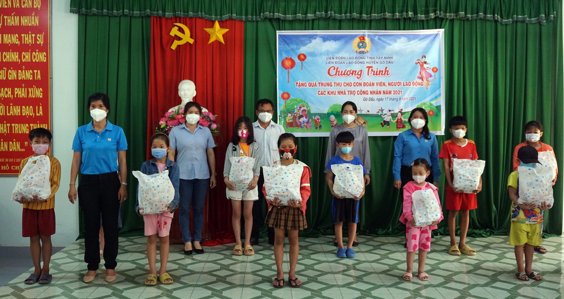 LĐLĐ huyện Gò Dầu trao quà Trung thu cho con CNLĐ khu nhà trọ có hoàn cảnh khó khăn