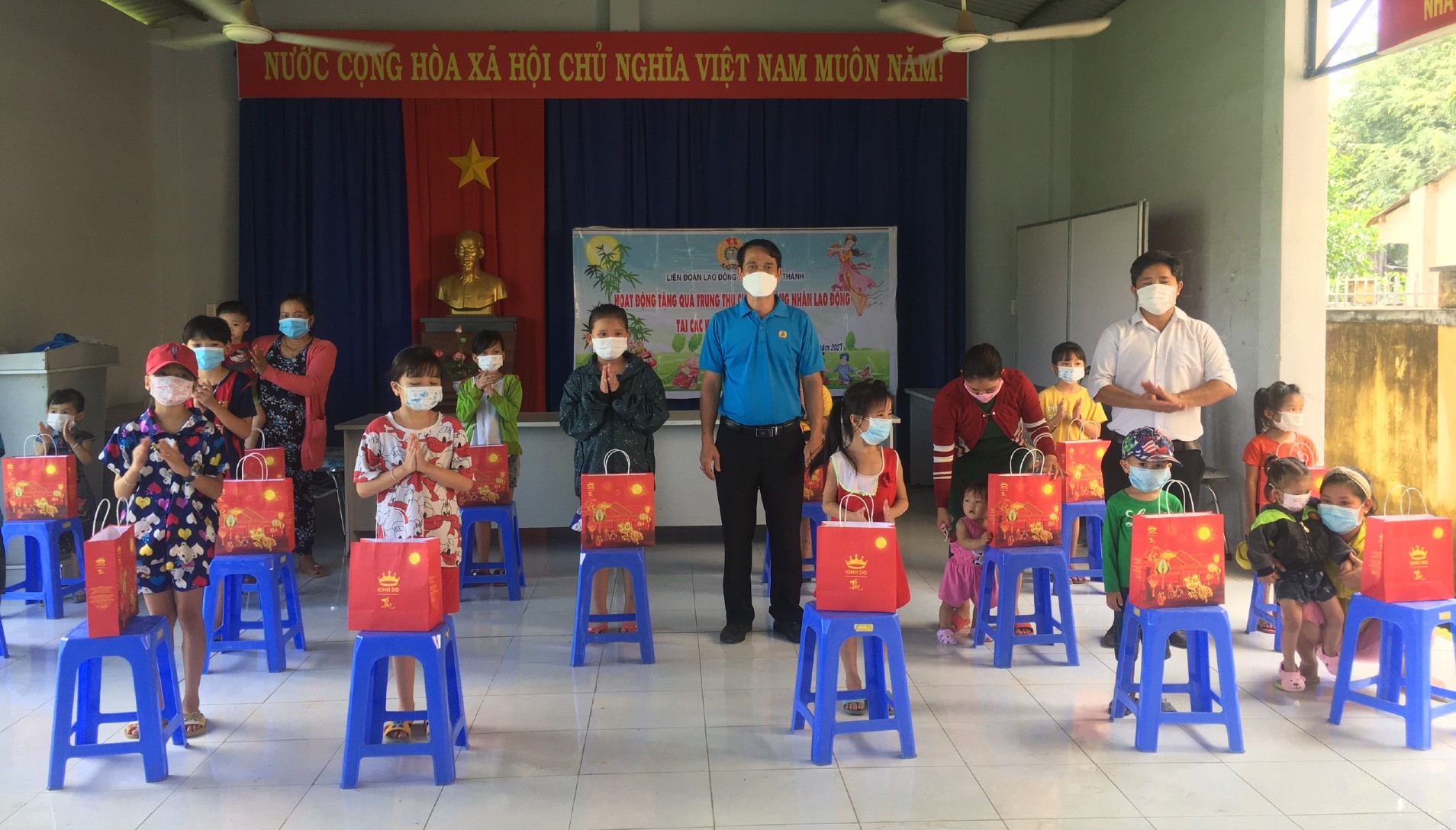 Châu Thành trao quà trung thu cho con CNLĐ khu nhà trọ
