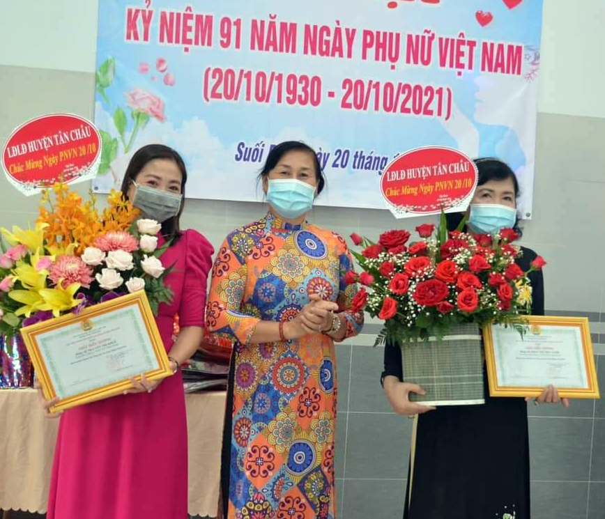 Tân Châu trao tặng 196 phần quà cho nữ CNVCLĐ của huyện