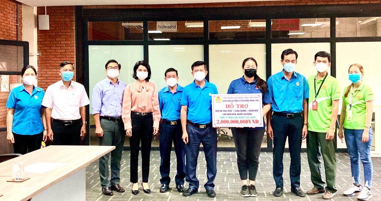 Trao hỗ trợ bữa ăn dinh dưỡng cho người lao động
