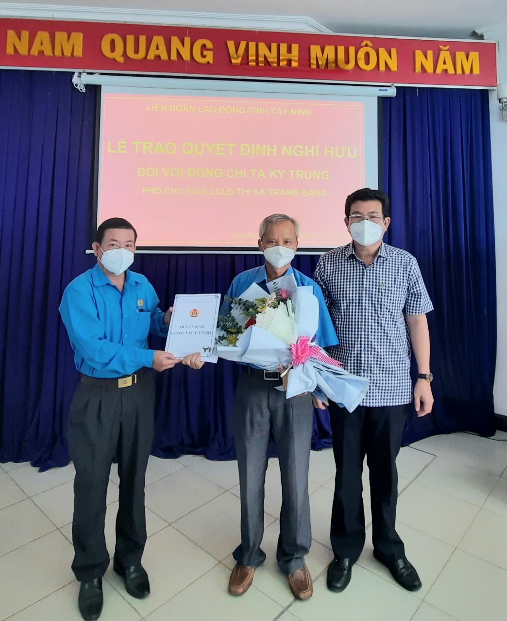 Trao quyết định nghỉ hưu đối với Phó chủ tịch LĐLĐ thị xã Trảng Bàng