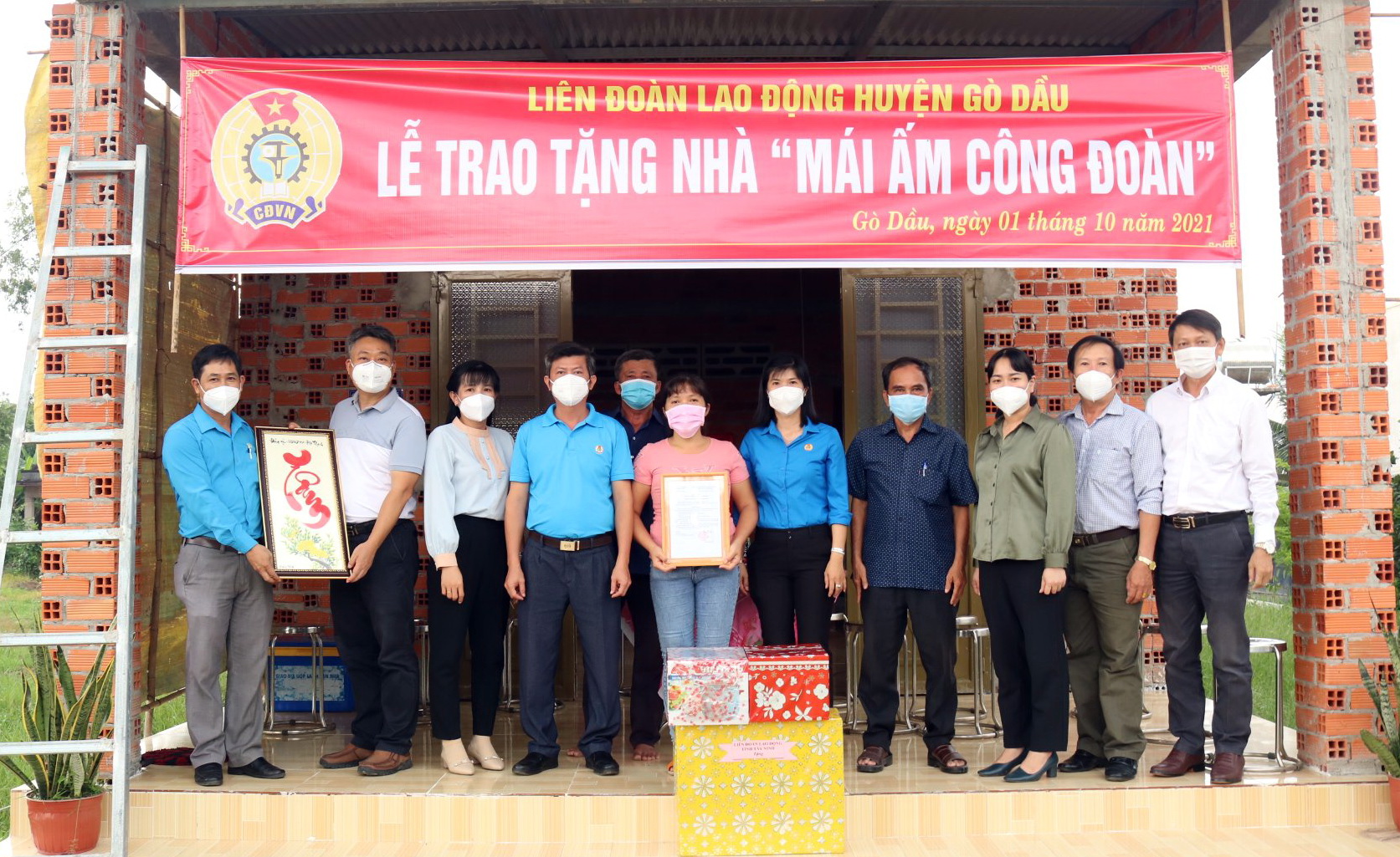 Trao tặng 02 nhà Mái ấm Công đoàn cho đoàn viên có hoàn cảnh khó khăn