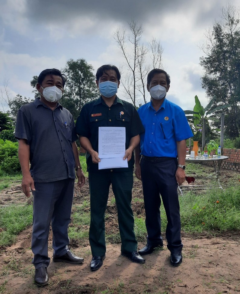 Hòa Thành trao kinh phí hỗ trợ nhà “Mái ấm Công đoàn”