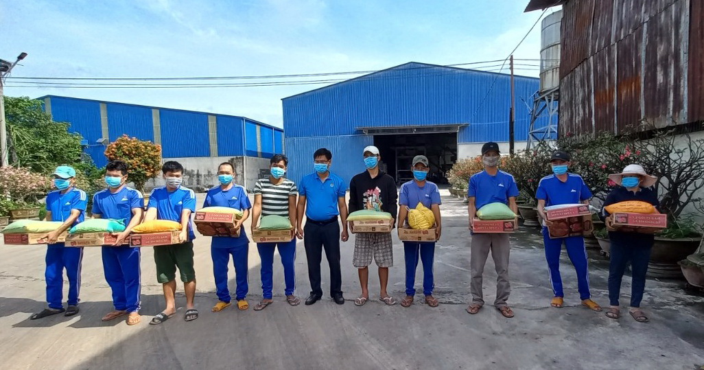 Tân Châu trao 100 phần quà hỗ trợ CNLĐ khó khăn tại các doanh nghiệp