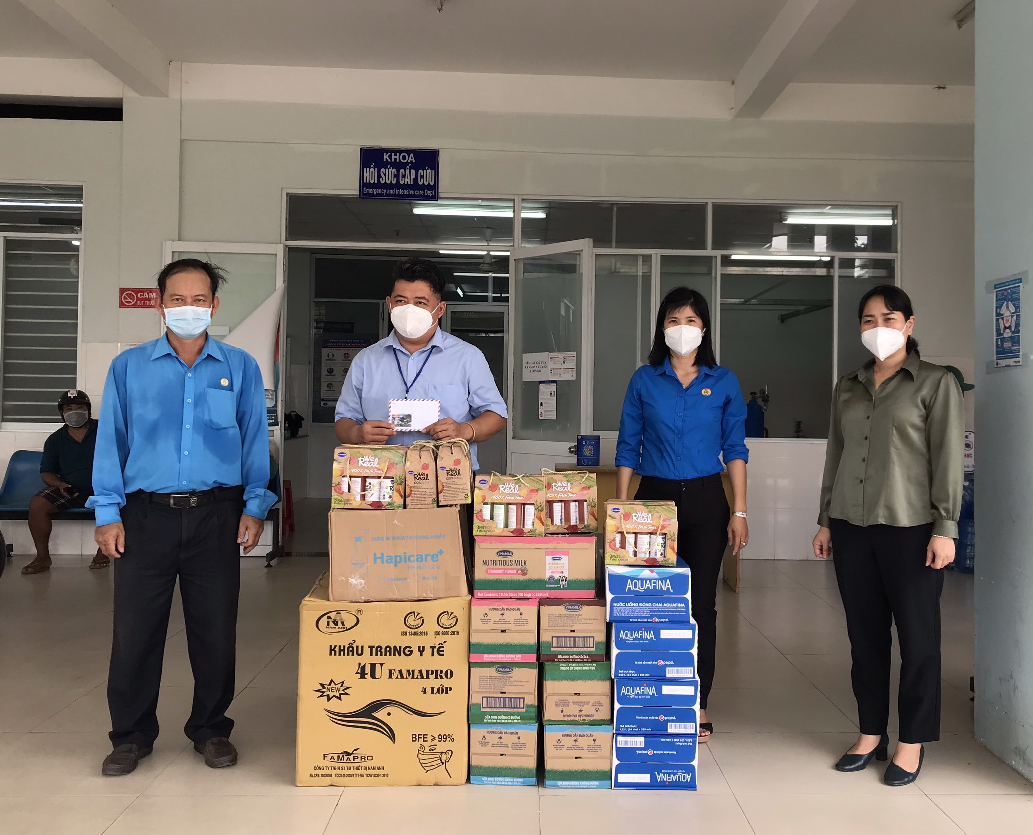LĐLĐ huyện Gò Dầu tặng quà Trung tâm y tế huyện