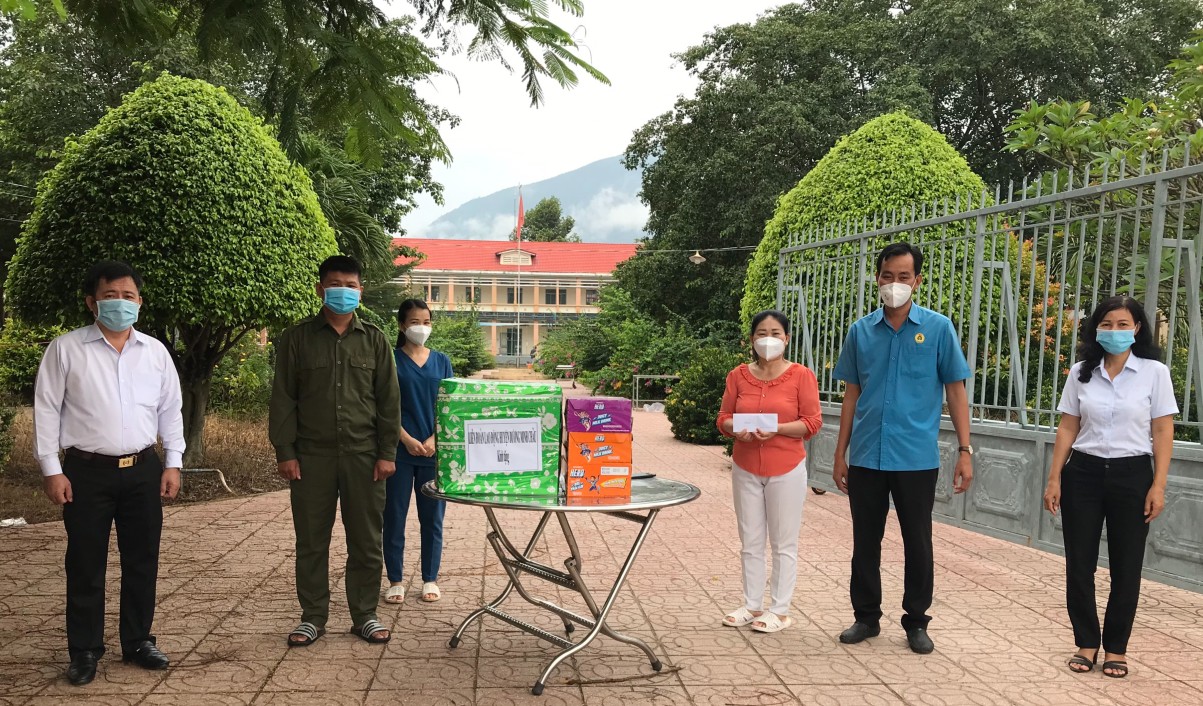 Dương Minh Châu thăm, tặng quà khu điều trị COVID-19 của huyện