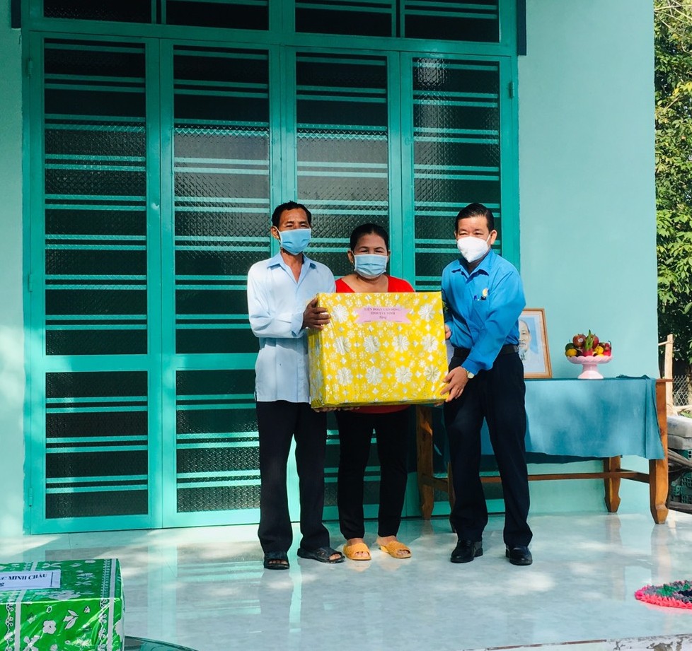 LĐLĐ huyện Dương Minh Châu trao nhà “mái ấm công đoàn”