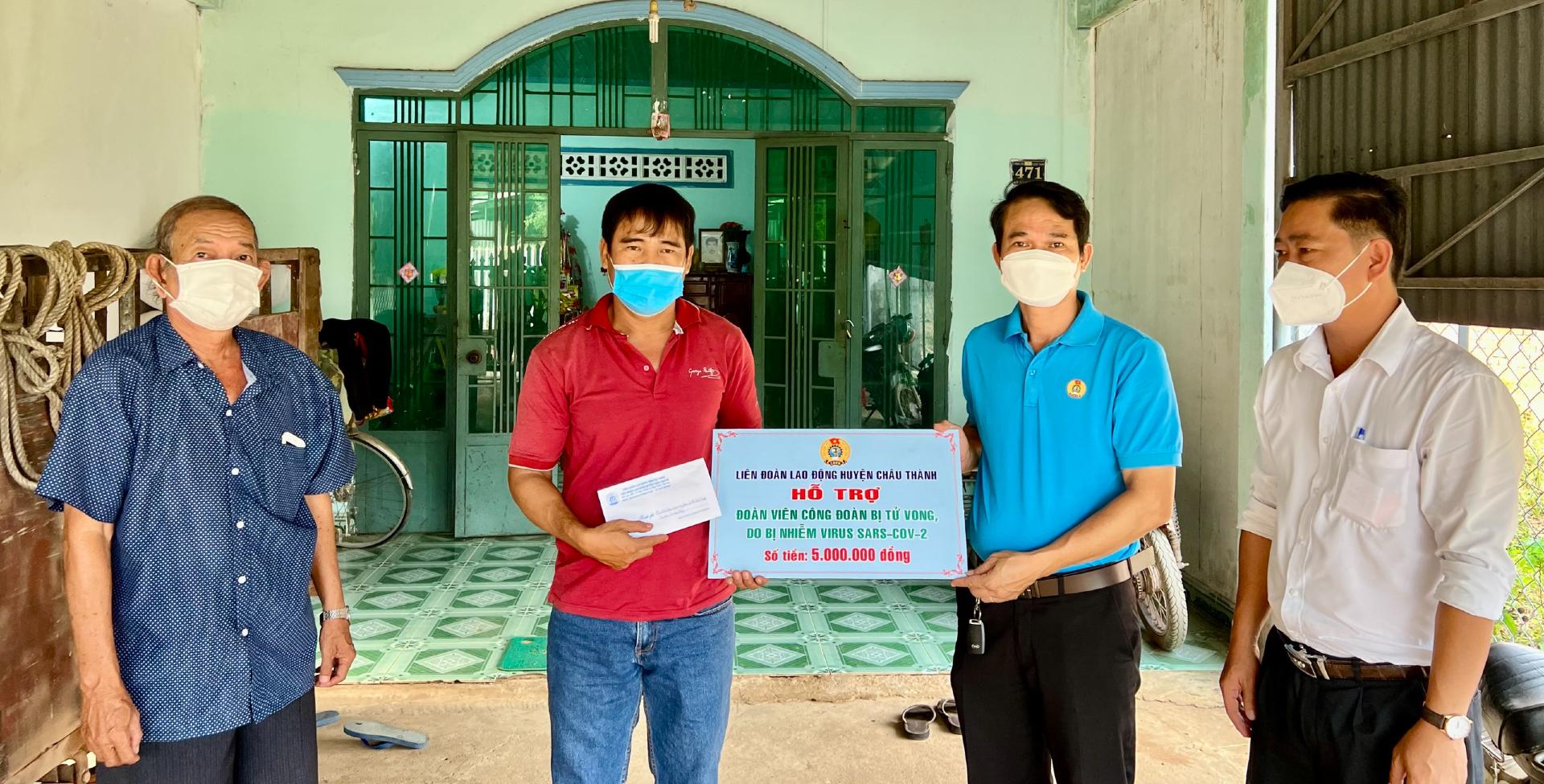 Châu Thành trao hỗ trợ gia đình đoàn viên tử vong do Sars-Cov2