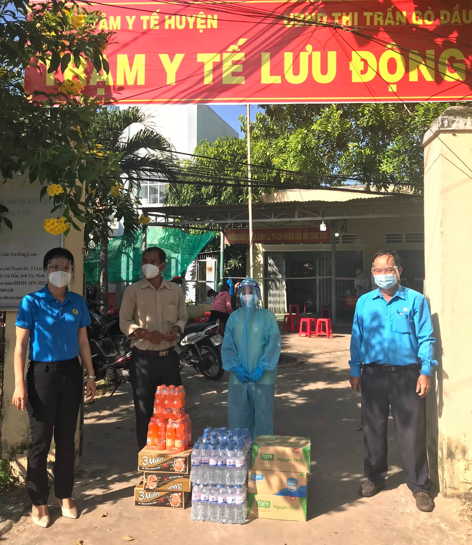 Gò Dầu thăm và tặng quà 05 trạm y tế lưu động trên địa bàn huyện