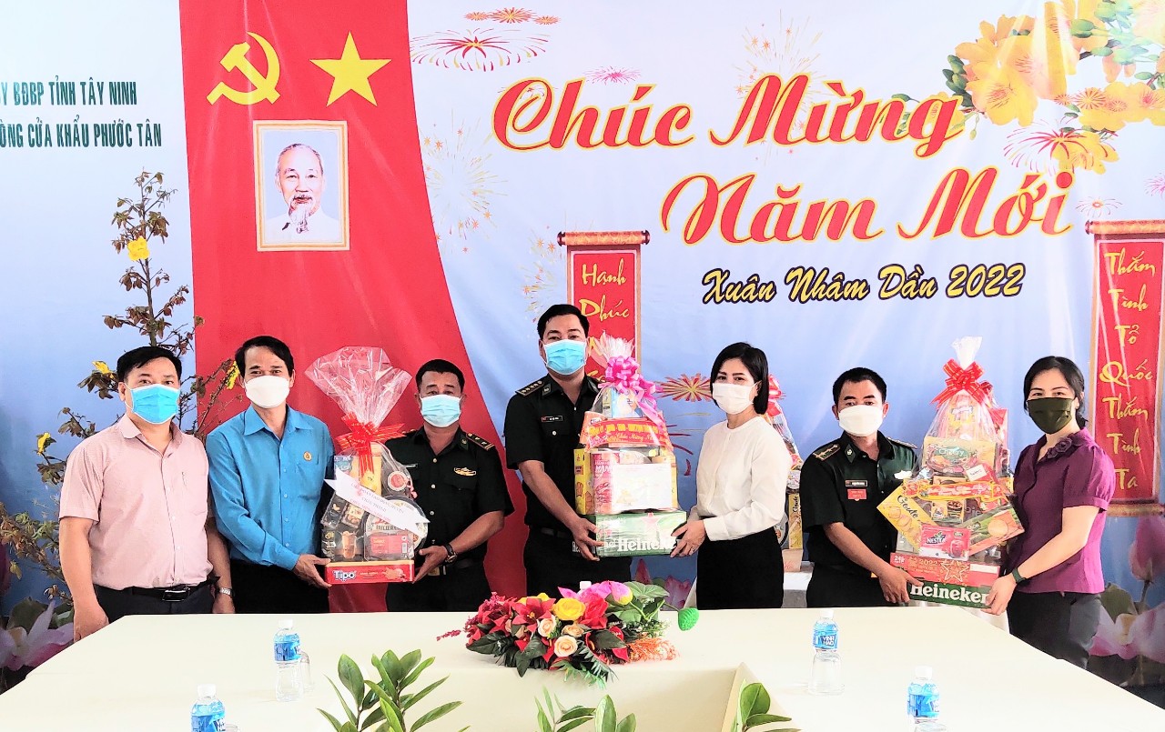 LĐLĐ huyện Châu Thành thăm và chúc Tết các chiến sỹ đồn biên phòng