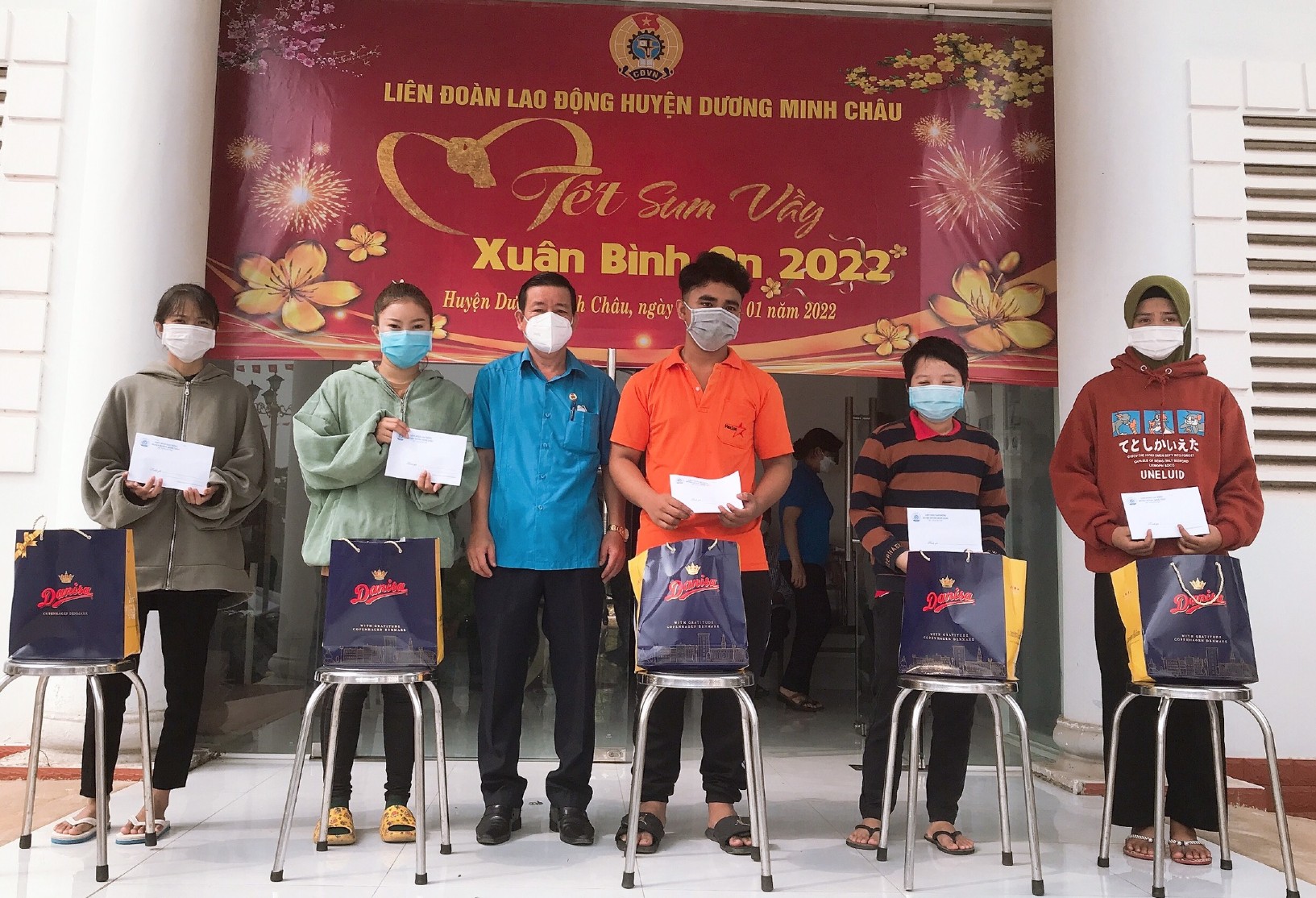 LĐLĐ huyện Dương Minh Châu trao tặng 309 phần quà cho CNLĐ