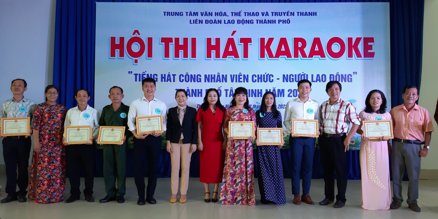 Các thí sinh chụp hình lưu niệm cùng Ban tổ chức