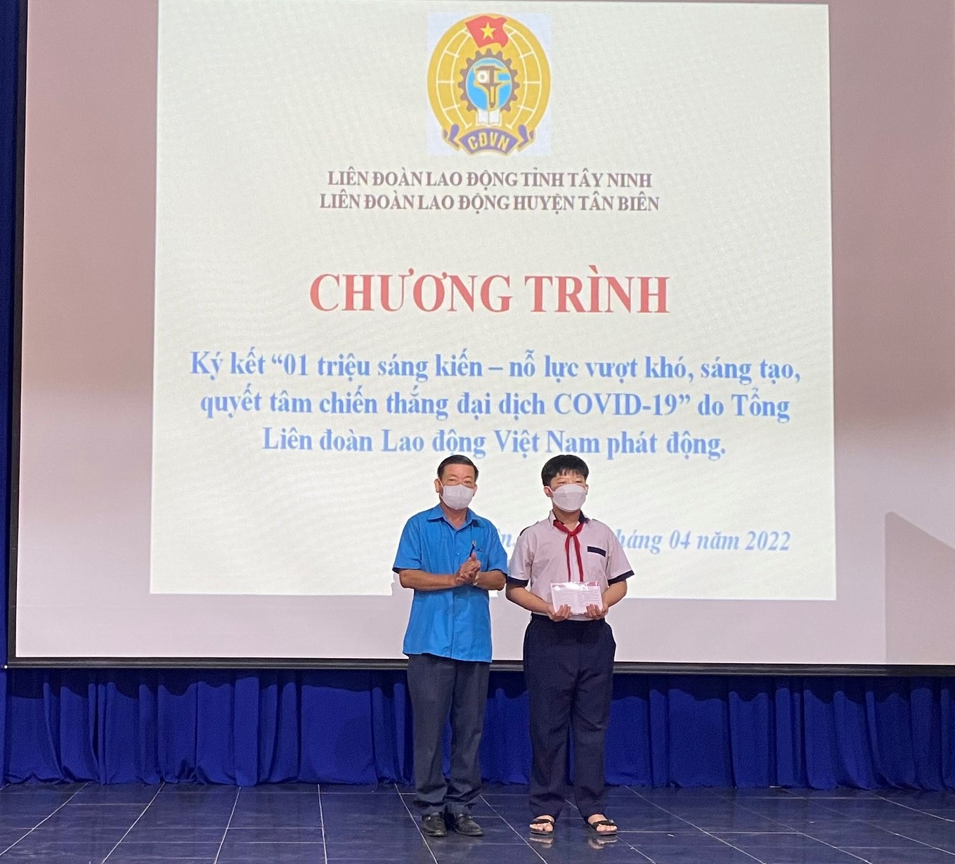 Phó Chủ tịch LĐLĐ tỉnh Dương Đại Lộc trao Sổ tiết kiệm Công đoàn Việt Nam cho con đoàn viên công đoàn tử vong do đại dịch Covid-19