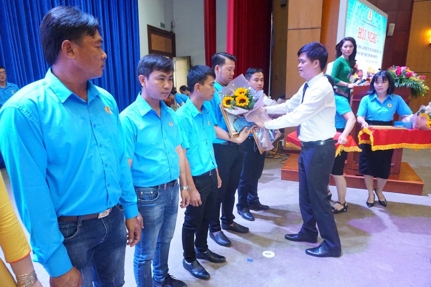 Đ/c Ngọ Duy Hiểu - Phó Chủ tịch Tổng Liên đoàn Lao động Việt Nam tặng Bằng khen cho CNLĐ tiêu biểu