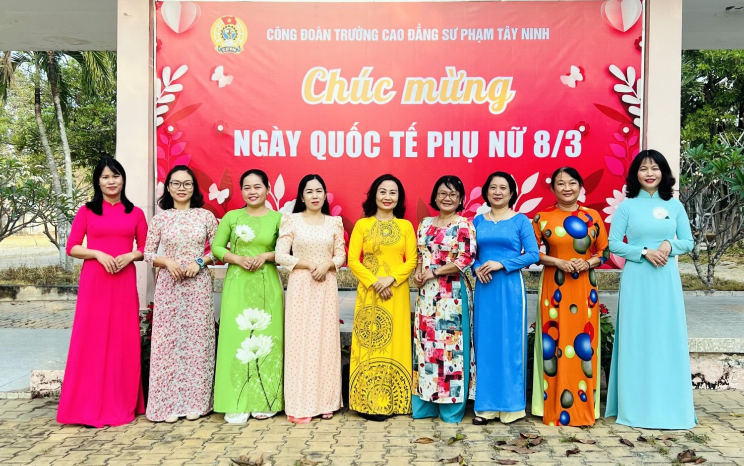 nu dv huong ung tuan le ao dai