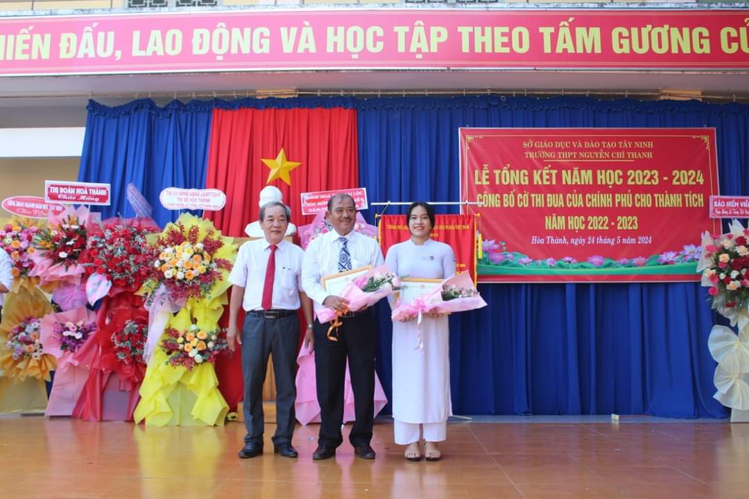 Thầy Nguyễn Tấn Tài – Nguyên hiệu trưởng nhà trường và em Tô Ngọc Đẹp – 12A1 nhận giấy khen của Chủ tịch UBND Thị xã Hòa Thành