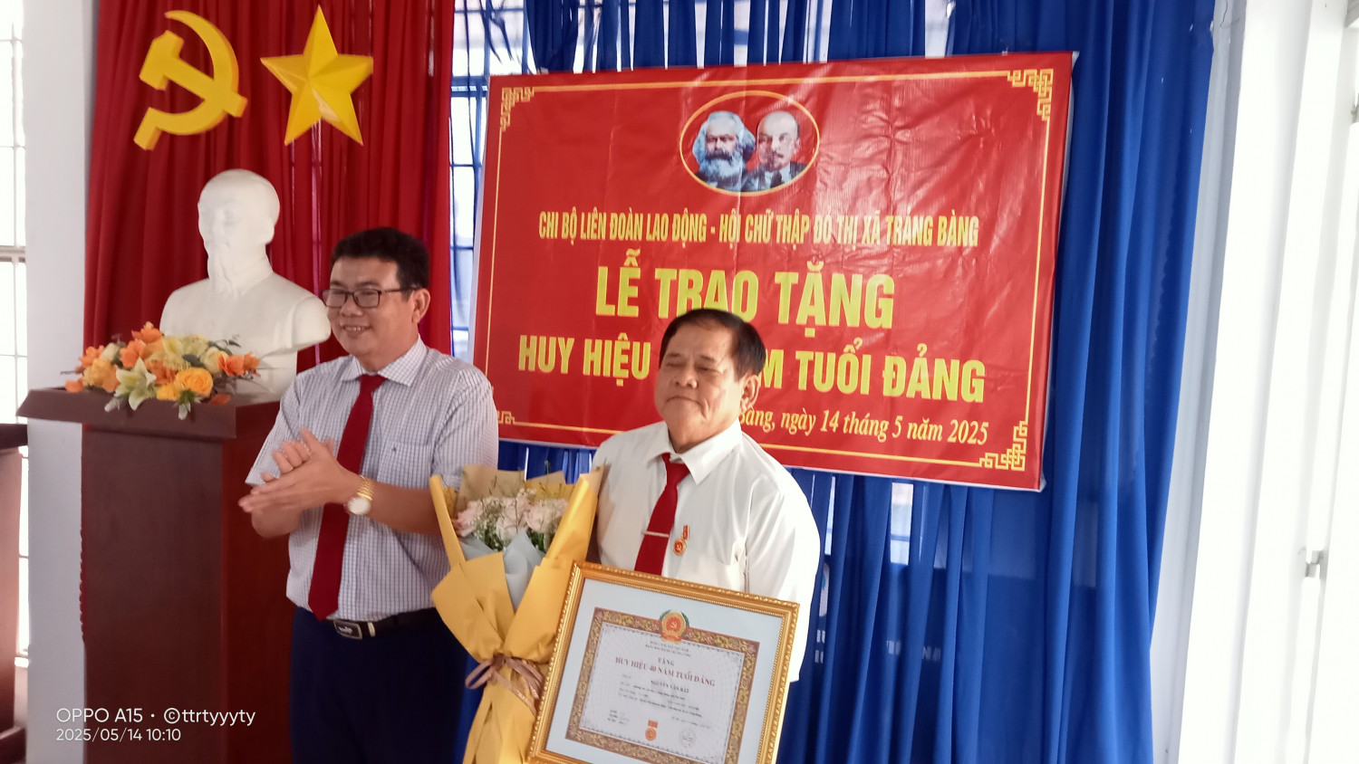 Chủ tịch LĐLĐ TX Trảng Bàng Nguyễn Văn Rất nhận Huy hiệu 40 năm tuổi Đảng